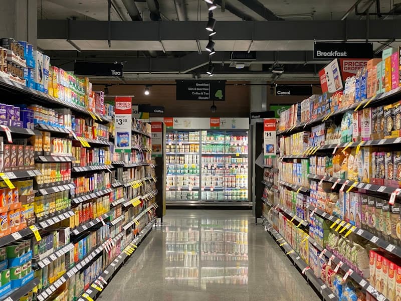 General food packaging including plates, cutlery and accessories
