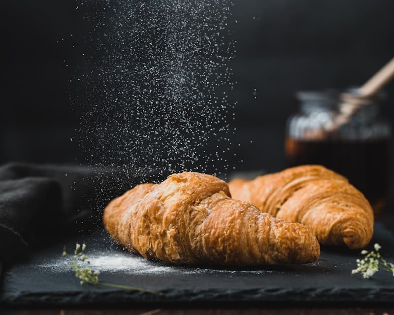 Grease-resistant pastry bag for croissants and baked goods